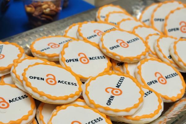Cookies decorated with the open access lock