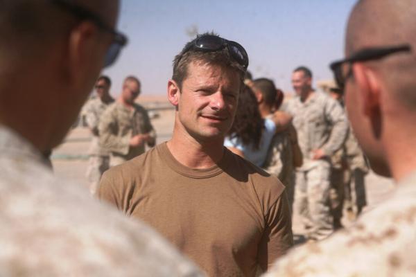Actor Steve Zahn with soldiers during his 2008 visit to Iraq