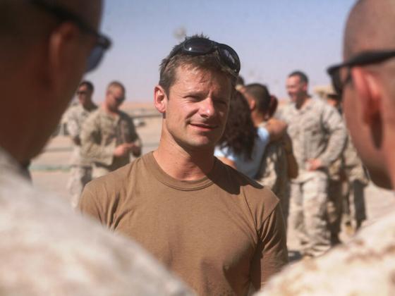 Actor Steve Zahn with soldiers during his 2008 visit to Iraq